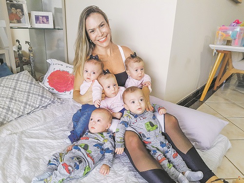 Mariana Mazzelli com os cinco filhos: “A vida virou de cabeça para baixo” (Foto: Roberta Bourguignon)
