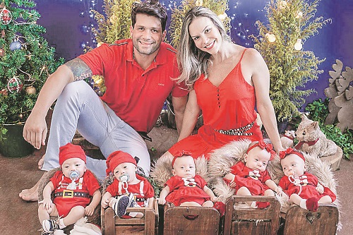 Crianças e os pais no Natal (Foto: Pietra/ Divulgação)