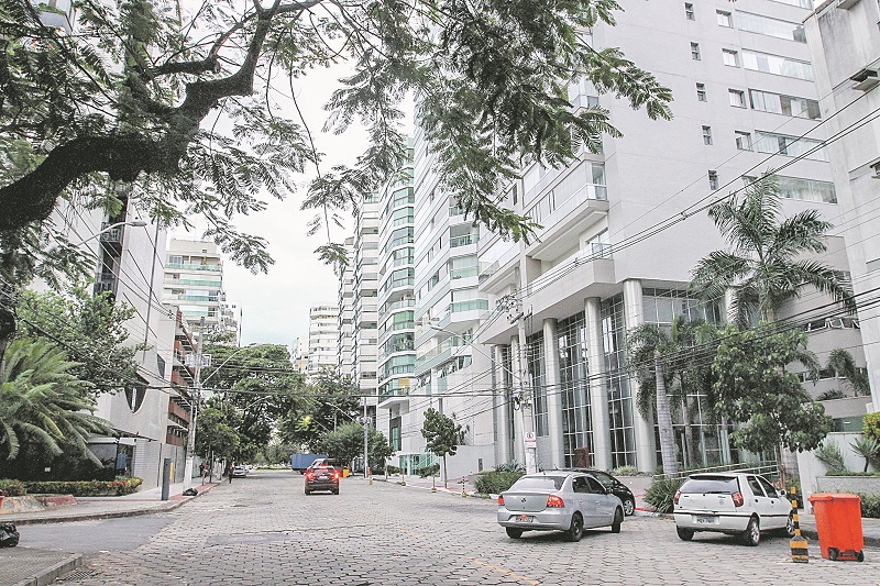 Rua na Praia do Canto, Vitória, onde mora empresário que está com o vírus (Foto: Leone Iglesias/AT)
