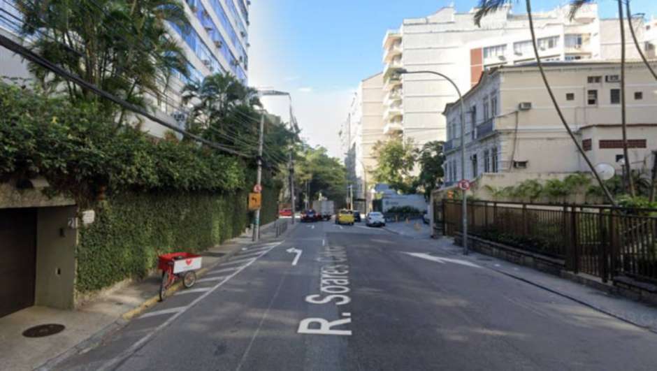 Crime ocorreu na Rua Soares Cabral, em Laranjeiras, zona sul do Rio (Foto: Reprodução/ Google Street View)