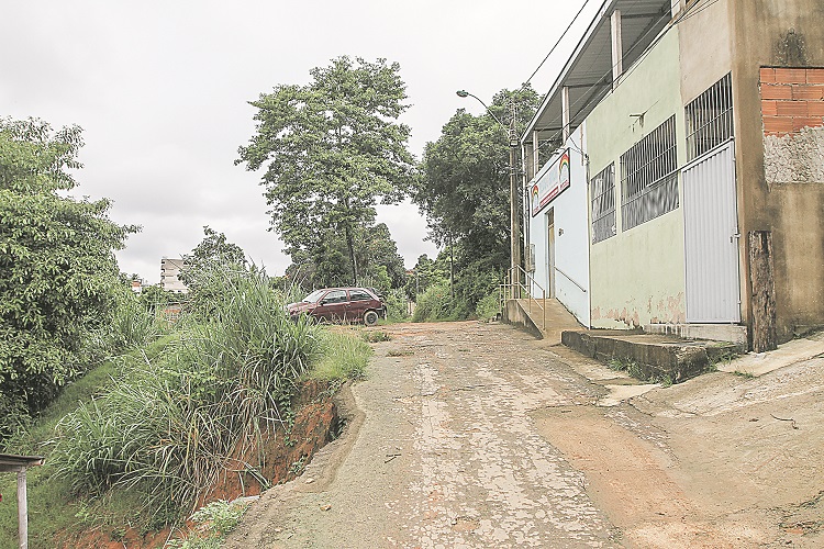 Rua Mel de Abelha não tem esgoto, asfalto e caminhão não sobe (Foto: Beto Morais/AT)