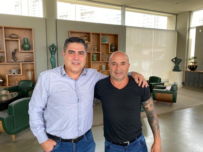 A contratação de Sampaoli foi anunciada pelo presidente do Atlético/MG, Sergio Sette Câmara (Foto: Reprodução/Twitter)