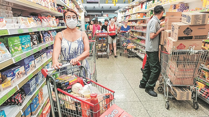 Sandra Lúcia faz parte do grupo de risco e mostrou preocupação com o grande movimento nos supermercados (Foto: Dayana Souza/AT)