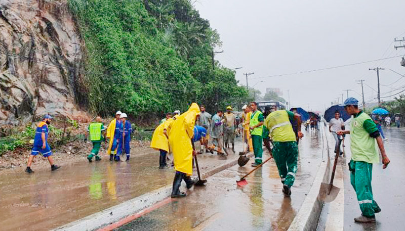 Equipes da Prefeitura atuam na limpeza das vias (Foto: Divulgação / Prefeitura de Santos)