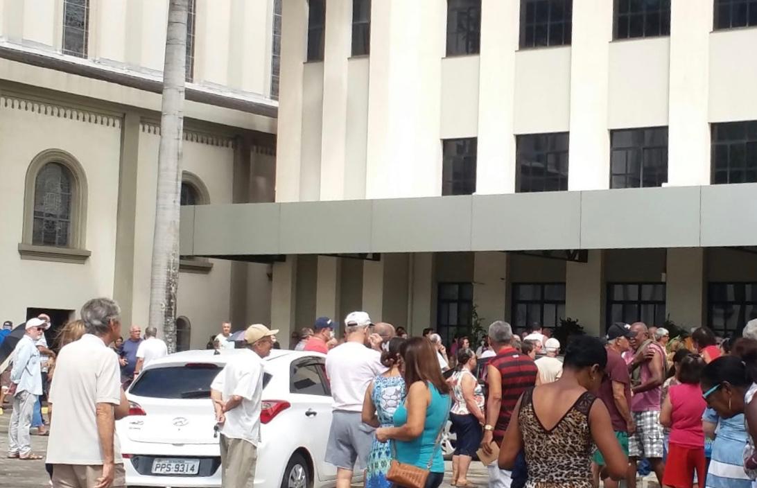 Leitores registram aglomeração durante vacinação no Santurário do centro de Vila Velha. (Foto: Foto do leitor)
