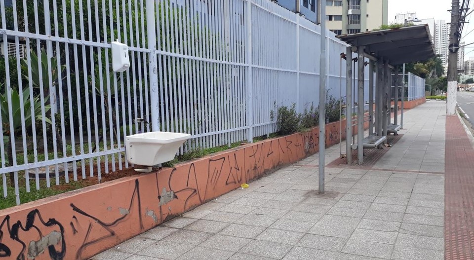 Secretaria de Educação colocou uma pia na calçada para que os pedestres pudessem lavar as suas mãos (Foto: Divulgação / SEDU)
