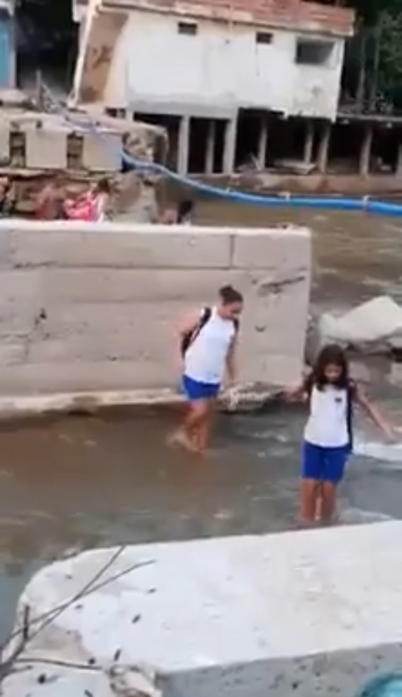 Alunas atravessam rio (Foto: Reprodução vídeo)