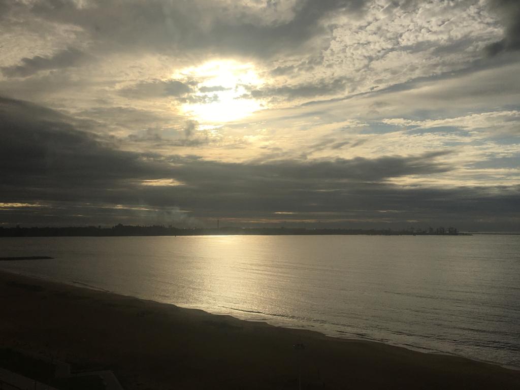 Nascer do sol na orla de Camburi, em Vitória (Foto: Alelvi Carneiro)