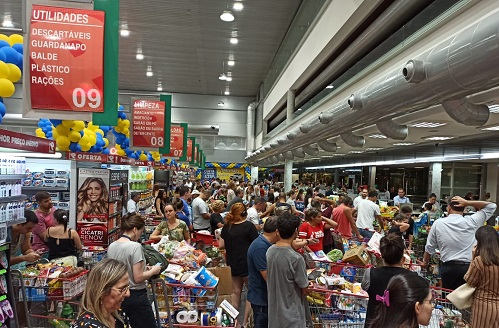 Filas enormes e carrinhos cheios em supermercados (Foto: Glaydston Comper)