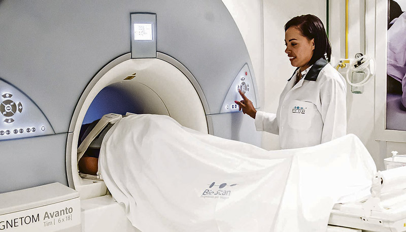 Técnica da Bio Scan realiza ressonância em paciente. Essa é uma das formas de descobrir endometriose (Foto: Divulgação / Bio Scan)