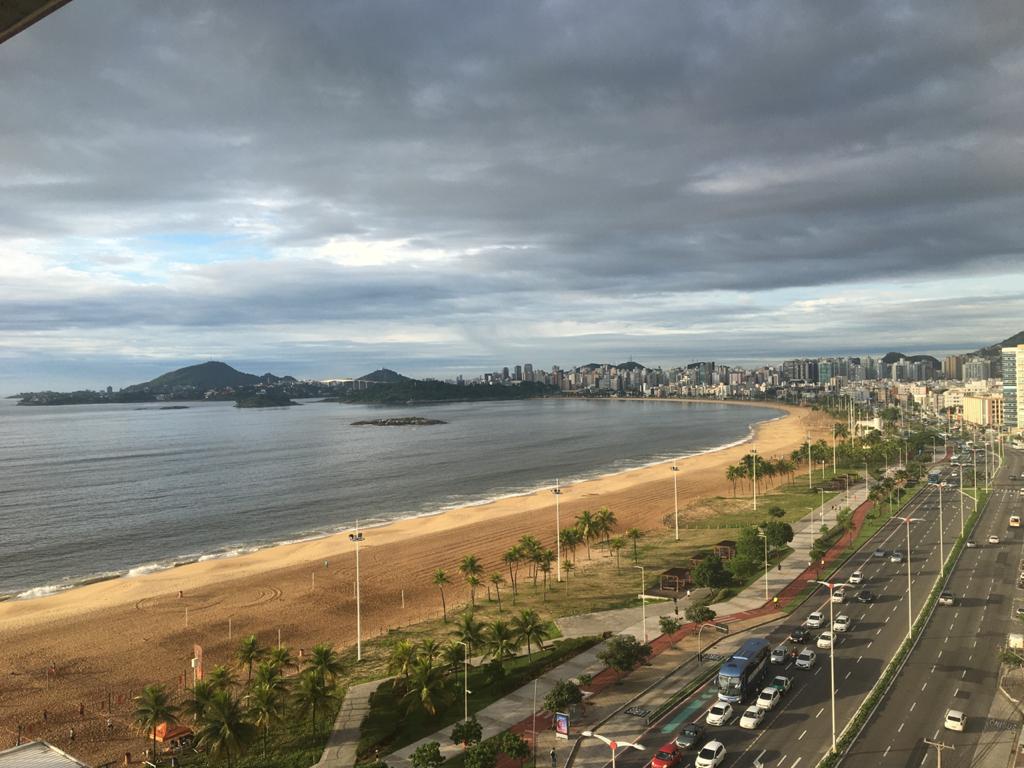 Tempo fechado na orla de Camburi, em Vitória (Foto: Alelvi Carneiro)