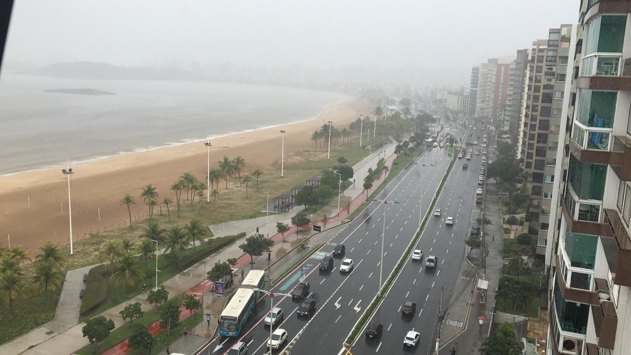 Tempo nublado em Vitória (Foto: Alelvi Carneiro)