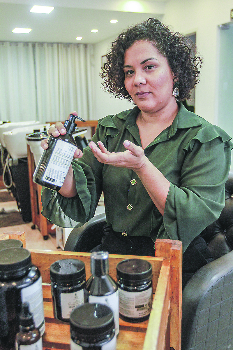 A terapeuta capilar Paula Breder destaca benefícios dos produtos naturais (Foto: Kadidja Fernandes/AT)