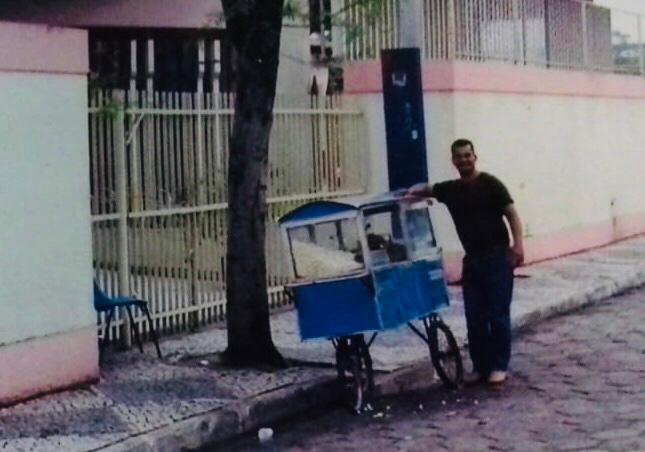 Tio Cláudio vende pipoca em frente ao Centro Municipal de Educação Infantil (CMEI) João Pedro de Aguiar, em Jardim Camburi, em Vitória há 18 anos. (Foto: Acervo pessoal)