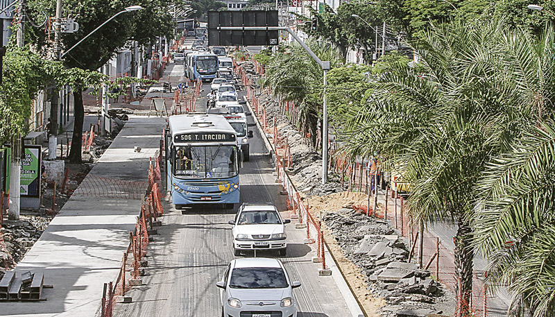 Avenida Vitória: a via está recebendo ciclovia, nova pavimentação asfáltica, além de outras intervenções (Foto: Leone Iglesias / AT)