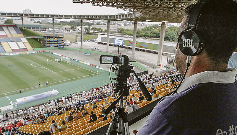 Profissional da TV FES: canal on-line da Federação de Futebol transmite até três jogos por rodada do Capixabão (Foto: Fábio Nunes / AT)
