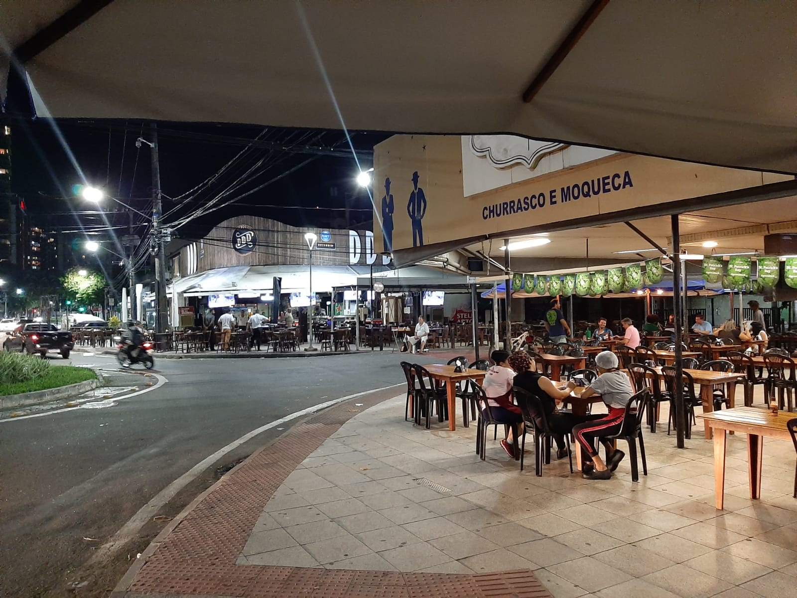 Funcionários dos barzinhos ficaram sentados nas mesas esperando por clientes (Foto: Elisa Rangel)