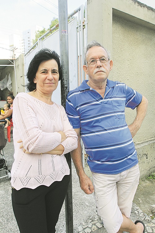 Casal diz que é melhor pagar para se proteger (Foto: Dayana Souza/AT)