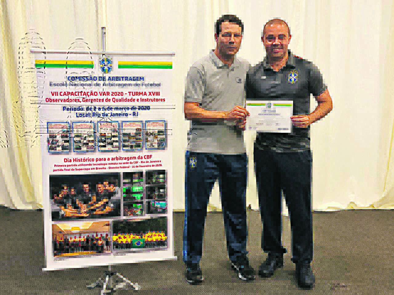 Marcos André recebeu o certificado das mãos do presidente da Comissão de Arbitragem, Leonardo Gaciba (Foto: Acervo pessoal)