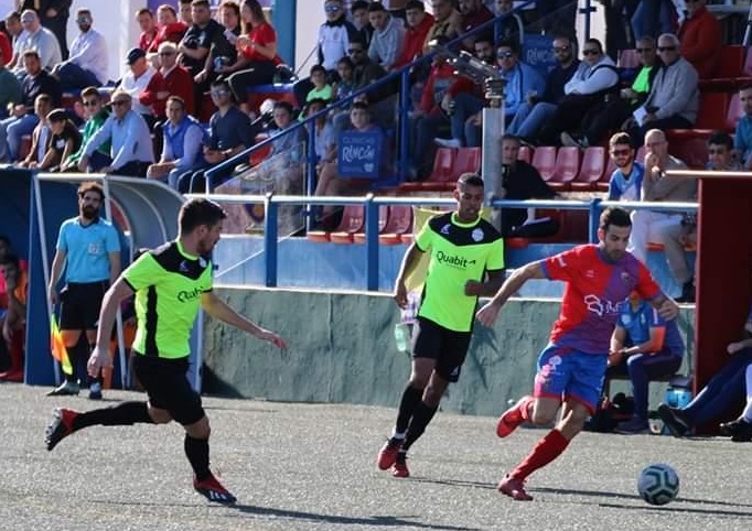 Victor Hugo e Paulo Vitor no mesmo lance, atuando no futebol da região da Andaluzia, na Espanha (Foto: Divulgação/Club Mijas Lagunas)