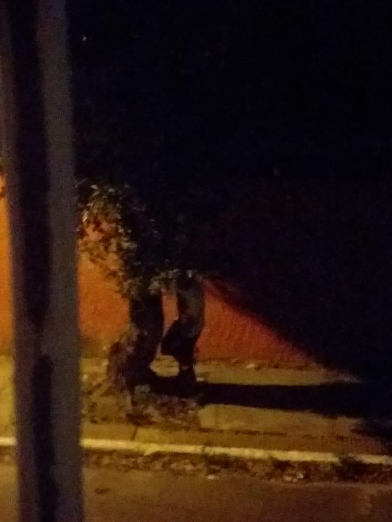 Vídeo mostra homem de 26 anos se masturbando em frente a abrigo de menores. (Foto: Reprodução)
