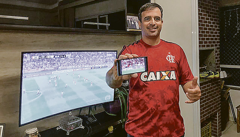 Wyllison Duarte vê jogos diferentes na TV e no streaming pelo celular (Foto: Arquivo Pessoal)