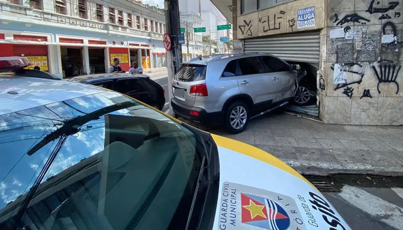 Imagem ilustrativa da imagem Carro invade loja no Centro de Vitória após acidente