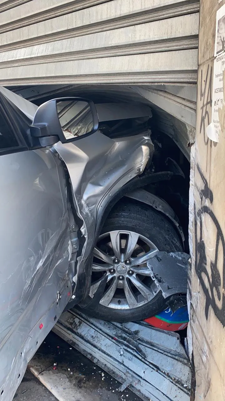 Imagem ilustrativa da imagem Carro invade loja no Centro de Vitória após acidente