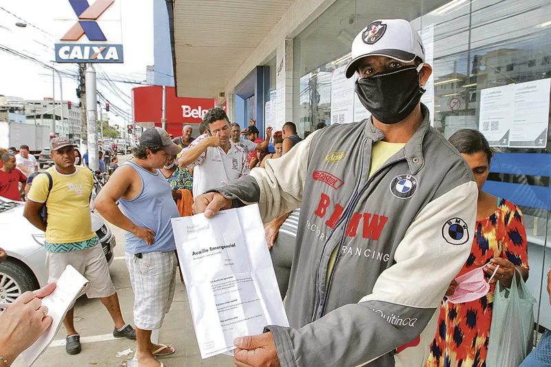 Imagem ilustrativa da imagem Seis horas na fila para receber ajuda de até R$ 1.200