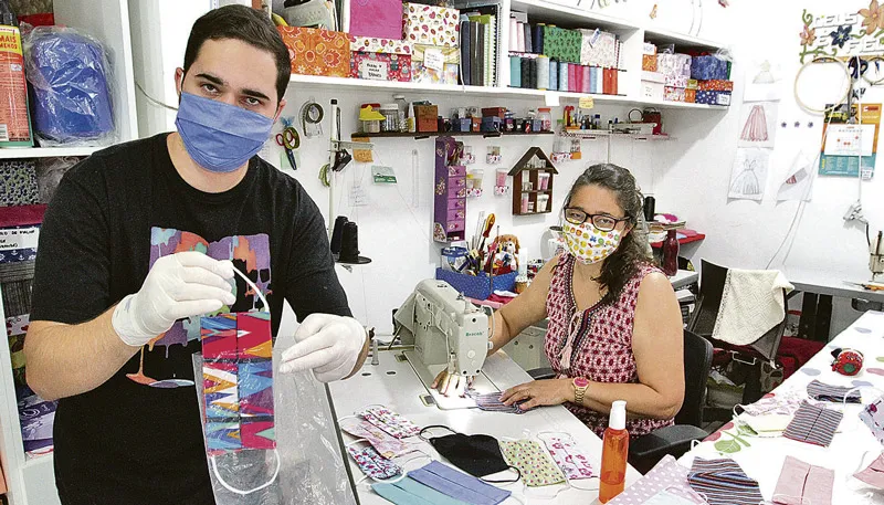 Imagem ilustrativa da imagem Famílias fabricam e vendem até 150 máscaras por dia