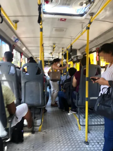Passageiras em pé dentro de ônibus