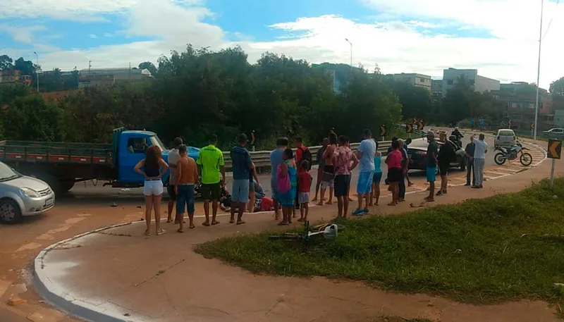 Imagem ilustrativa da imagem Acidente entre moto e caminhão deixa dois feridos na Leste-Oeste