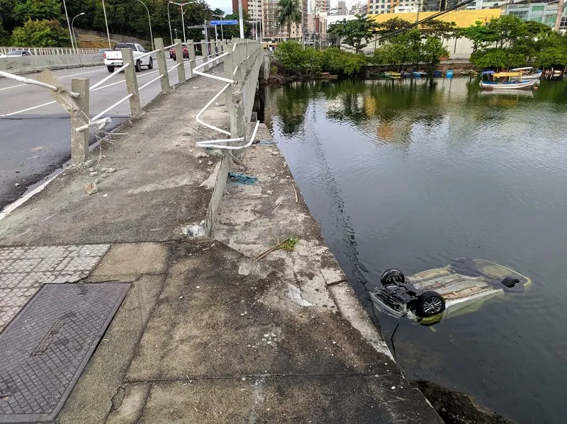 Imagem ilustrativa da imagem Motorista perde controle da direção e cai da Ponte de Camburi, em Vitória