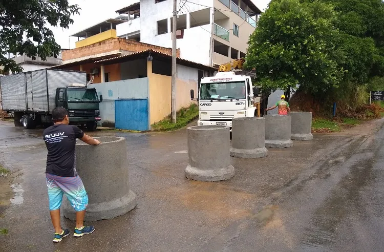 Imagem ilustrativa da imagem Barricadas para impedir entrada de turistas em Anchieta