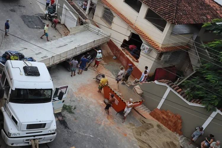 Imagem ilustrativa da imagem Motorista perde controle e carreta invade casa em Cachoeiro