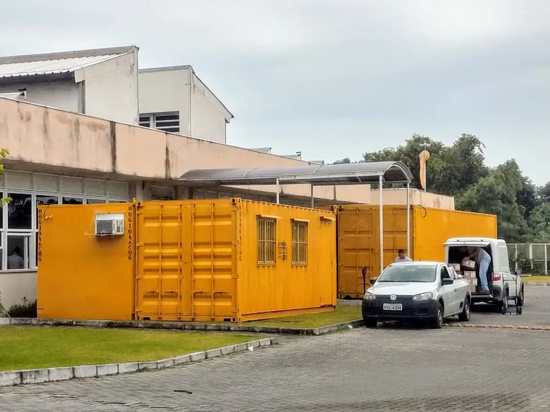 Imagem ilustrativa da imagem Coronavírus: hospital na Serra recebe contêineres para armazenamento de corpos