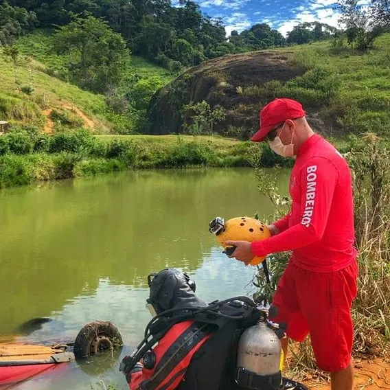 Imagem ilustrativa da imagem Corpo é encontrado dentro de carro que caiu em lagoa de Fundão