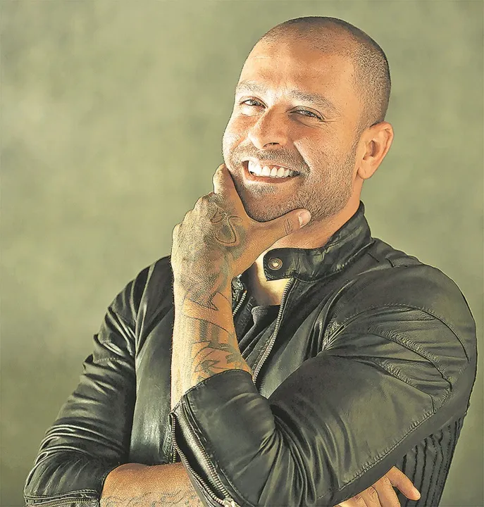 Imagem ilustrativa da imagem Diogo Nogueira canta e cozinha moqueca durante live na quarentena