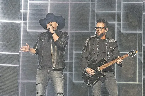 Imagem ilustrativa da imagem Com Covid, Edson, que faz dupla com Hudson, apresenta melhora em estado clínico