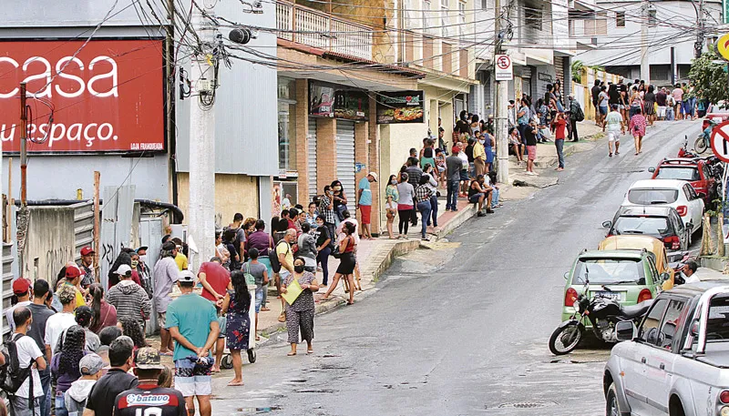 Imagem ilustrativa da imagem Seis horas na fila para receber ajuda de até R$ 1.200