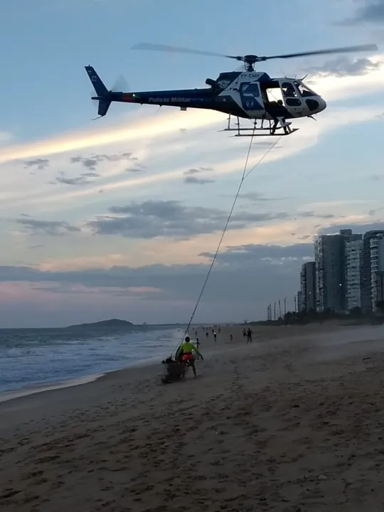 Imagem ilustrativa da imagem Helicóptero resgata pescadores no mar de Itaparica