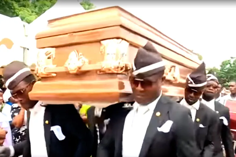 Imagem ilustrativa da imagem Meme de dança com caixão em funeral tem como origem tradição africana