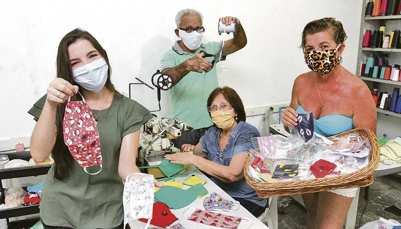 Imagem ilustrativa da imagem Famílias fabricam e vendem até 150 máscaras por dia