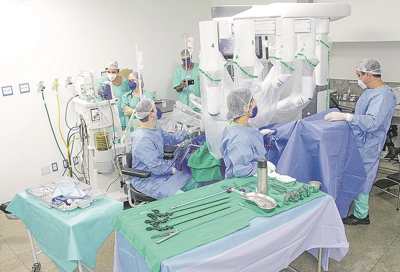 Imagem ilustrativa da imagem Primeira cirurgia com robô mais moderno do mundo