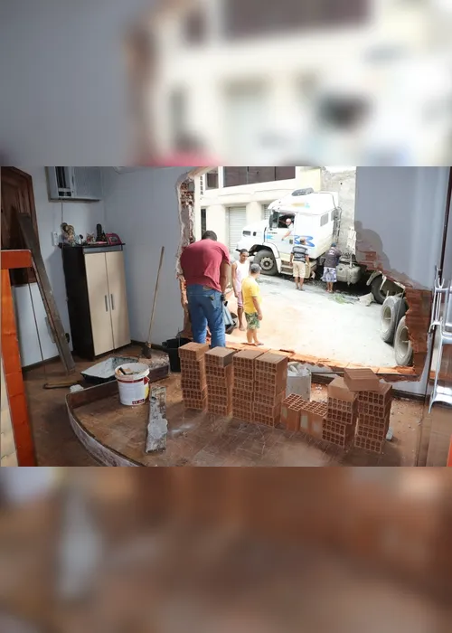 
          Imagem ilustrativa da imagem Motorista perde controle e carreta invade casa em Cachoeiro
          