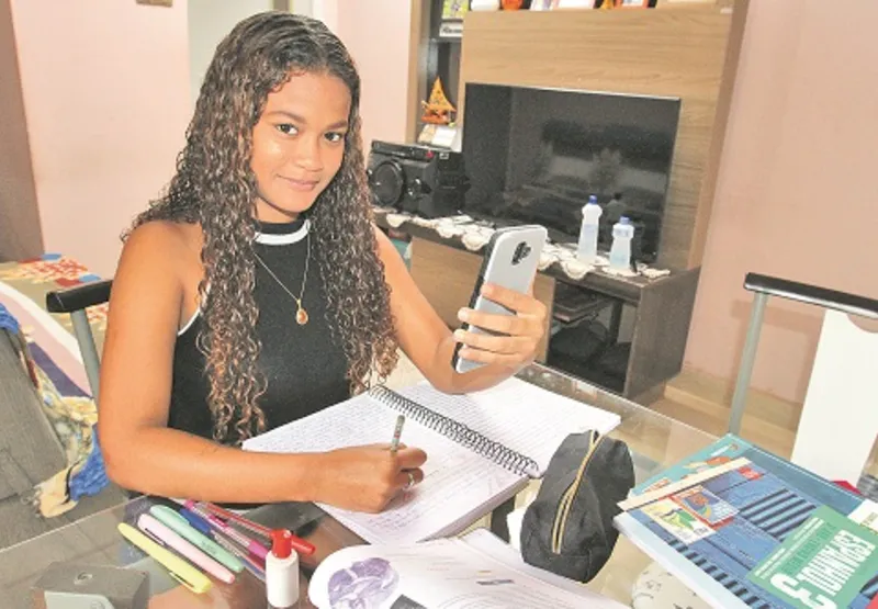  Bárbara Alves estuda pelo celular