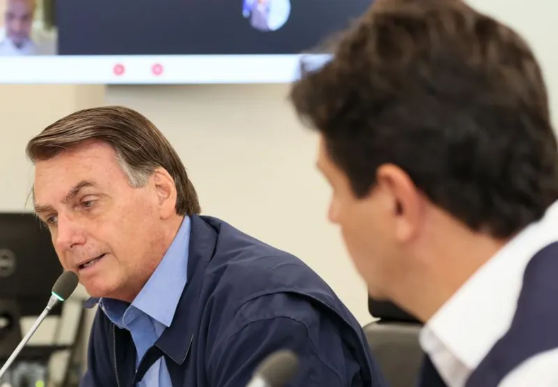 Mandetta e Bolsonaro, durante videoconferência com prefeitos