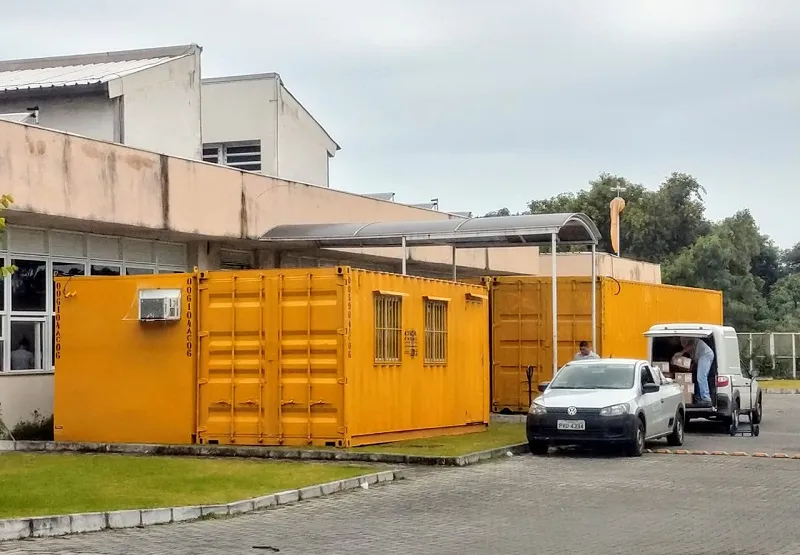 Contêineres com ar condicionado para foram colocados na área externa do Hospital Jayme Santos Neves, na Serra.