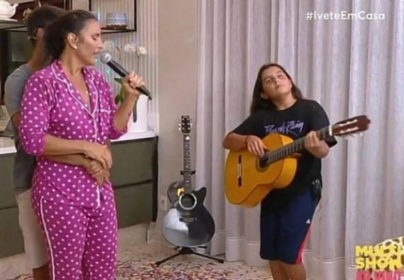 Live feita por Ivete Sangalo na cozinha de casa