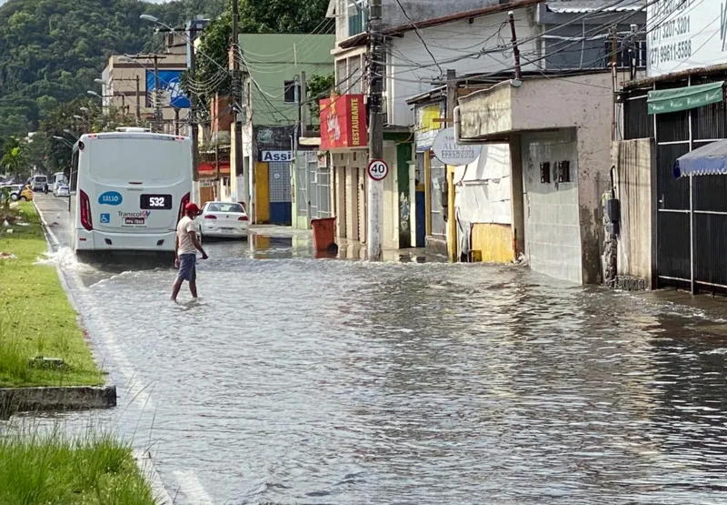 Água invadiu a avenida Paulino Muller, na Ilha de Santa Maria, em Vitoria
